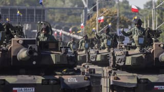 Ces dernières années, la Pologne a signé d'importants contrats avec les Etats-Unis et la Corée du Sud pour des avions de combat, des chars, des systèmes antimissiles, des lance-roquettes et des obusiers. Elle a aussi commandé à la Turquie des drones Bayraktar.