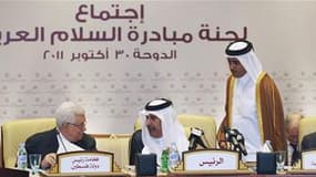 Discussion entre le président palestinien Mahmoud Abbas (à gauche) et le Premier ministre qatari Hamed bin Jassim bin Jabr al Thani, dimanche au sommet de la Ligue arabe. L'organisation panarabe a présenté dimanche un plan visant à mettre fin à sept mois