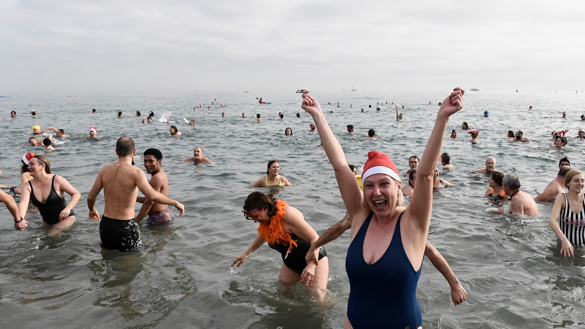 La baignade du Nouvel An sur la plage de Saint-Sébastien, à Barcelone, en Espagne, le 1er janvier 2023 La baignade du Nouvel An sur la plage de Saint-Sébastien, à Barcelone, en Espagne, le 1er janvier 2023
