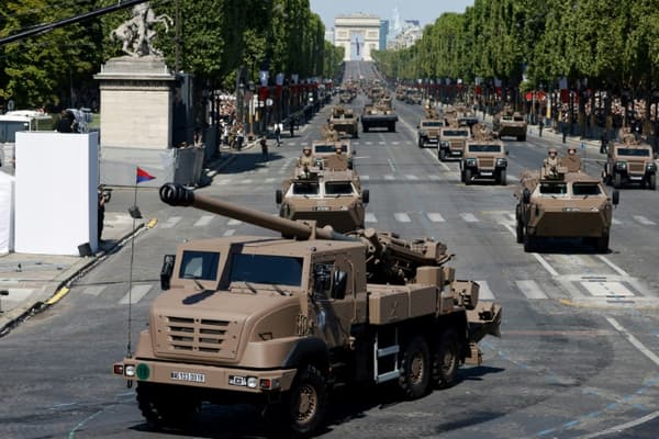 Un canon Caesar lors du défilé du 14 juillet 2023 sur les Champs-Elysées, à Paris