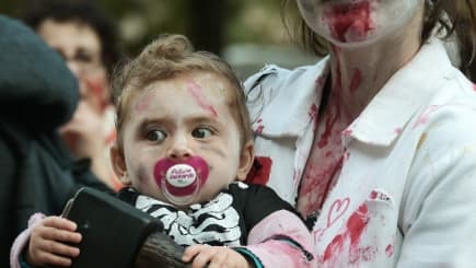 Près de 5.000 personnes déguisées en "morts-vivants" ont défilé dans les rues de Strasbourg, le 19 septembre 2015 Près de 5.000 personnes déguisées en "morts-vivants" ont défilé dans les rues de Strasbourg, le 19 septembre 2015