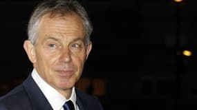 L'ex-Premier ministre britannique Tony Blair est le parrain d'une des filles de Rupert Murdoch, rapporte lundi la revue de mode féminine Vogue, qui soulève ainsi de nouvelles questions sur les liens du patron de News Corp avec les milieux politiques de Gr