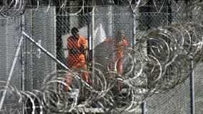 Des prisonniers à Guantanamo, en janvier 2002.