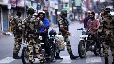 Les forces de l'ordre à Jammu