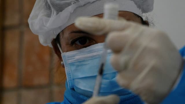 Un agent de santé prépare une dose du vaccin Pfizer-BioNTech à Paso de Carrasco, en Uruguay, le 26 mai 2021