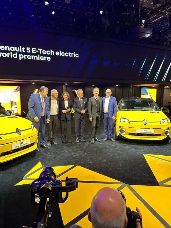 Foto di famiglia attorno al CEO di Renault Luca de Meo al Salone di Ginevra 2024 dopo la presentazione della nuova R5.