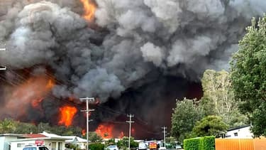 Feu de brousse tout proche d'un quartier de Harrington, en Australie, à environ 330 km au nord-est de Sydney. Photo prise par Kelly-ann Oosterbeek le 8 novembre 2019