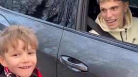 Alejandro Garnacho avec George, un jeune fan de Manchester United, en novembre 2023