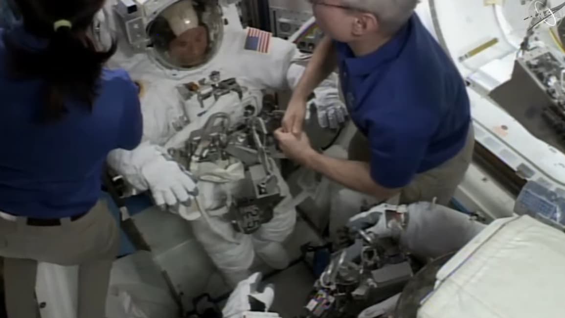 Les deux astronautes, une heure avant leur sortie Les deux astronautes, une heure avant leur sortie