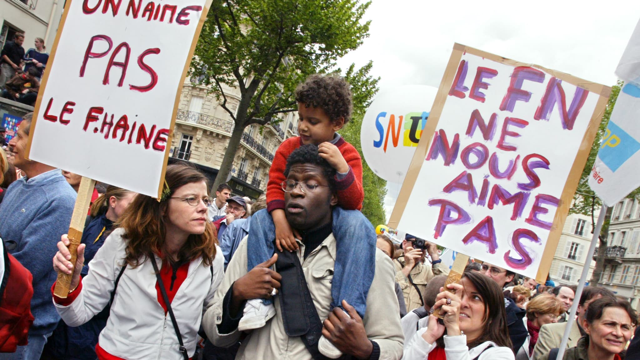 Des manifestants défilent à Paris, le 1er mai 2002.