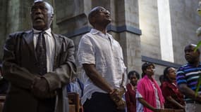 Des Kényans prient pour les victimes dans une église à Nairobi, dimanche.