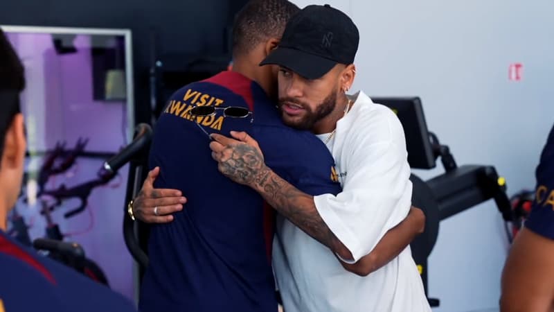 PSG: accolade avec Mbappé, haine d'honneur… les images des adieux de Neymar aux Parisiens à Poissy