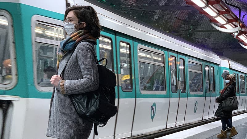 Dans le métro parisien.
