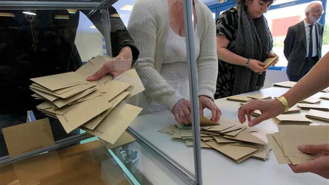 A Marseille, le candidat FN Stéphane Ravier, arrivé en première position avec 29,87% des voix devant la candidate PS (29,80%).