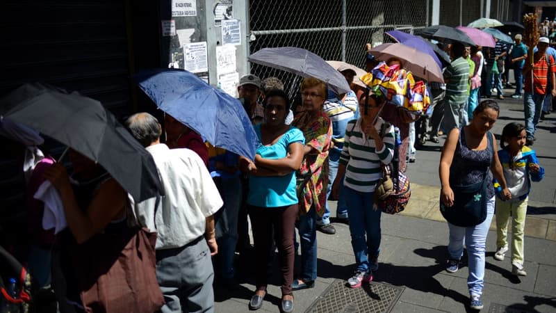 Des habitants de Caracas font la queue pour s'approvisionner dans un supermarché