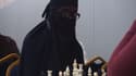 Un homme déguisé en femme lors d'un tournoi d'échecs au Kenya