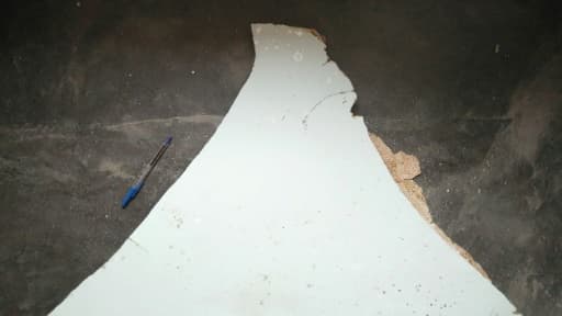 Photo publiée le 3 mars 2016 par les autorités australiennes du débris d'avion retrouvé au large du Mozambique