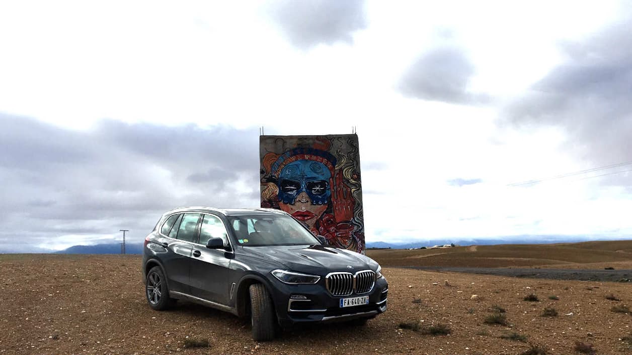 Le nouveau X5 se reconnaît facilement à sa ligne latérale, qui se déporte sous la poignée avant, comme à une ceinture de caisse massive, tout en angle droit. Le nouveau X5 se reconnaît facilement à sa ligne latérale, qui se déporte sous la poignée avant, comme à une ceinture de caisse massive, tout en angle droit.
