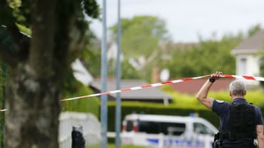 Des policiers à Magnanville, dans les Yvelines, mardi 14 juin, près de la maison où un couple de policiers a été tué (photo d'illustration)
