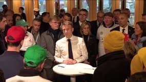 Emmanuel Macron autour d'une table au Salon de l'agriculture, le 24 février.