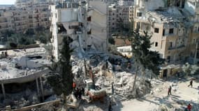 Des syriens recherchent des survivants dan les décombres d'un immeuble, le 7 février 2017 à Idleb non loin d'Alep