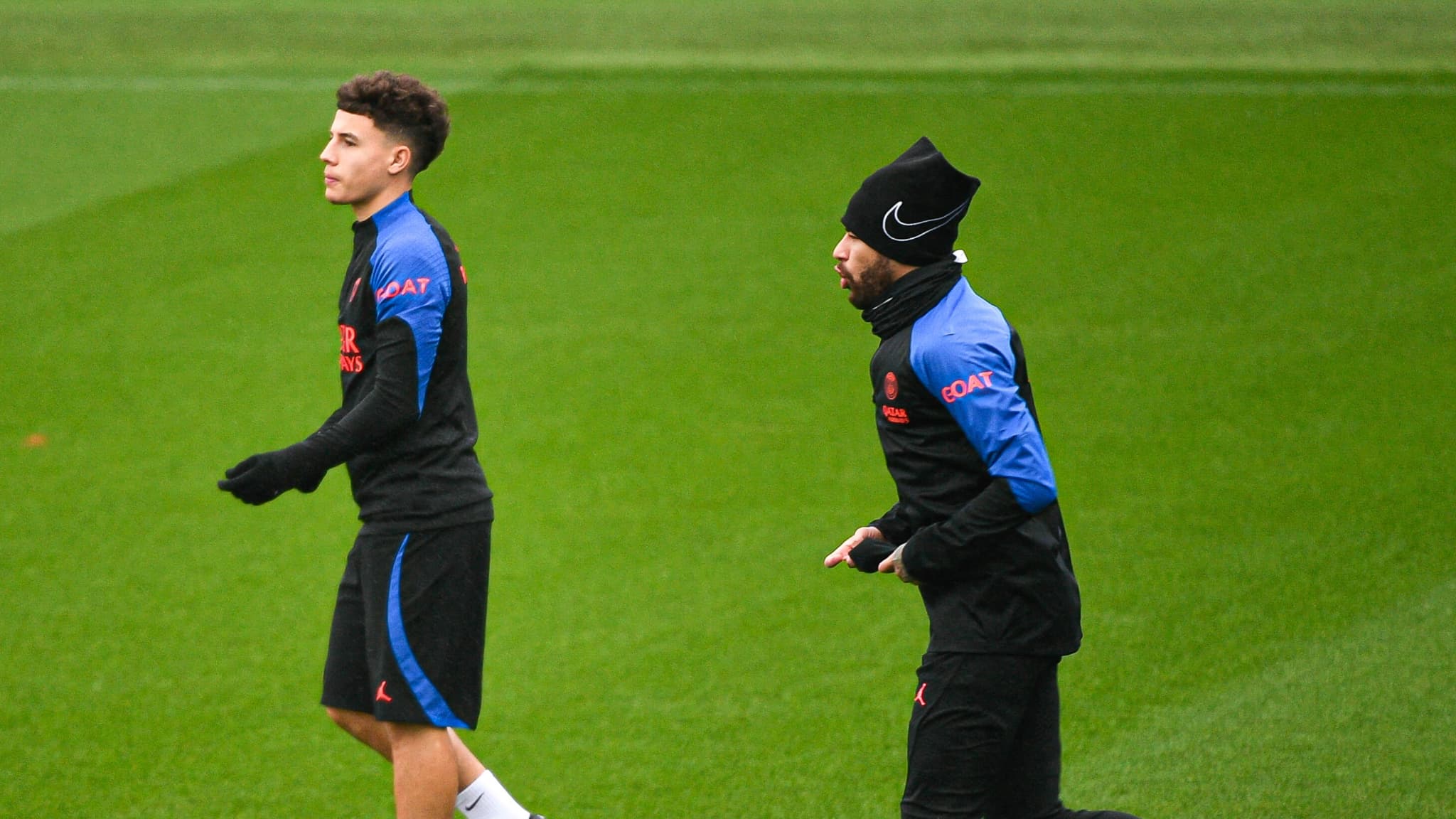 Ismaël Gharbi et Neymar à l'entraînement du PSG lors de la saison 2023-2024