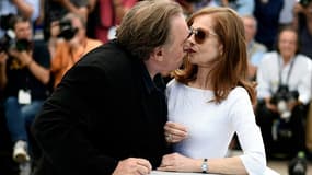 Gérard Depardieu tente d'embrasser Isabelle Huppert à Cannes lors de la présentation de "Valley of Love" au 68e festival le 22 mai 2015