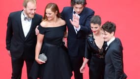 Barbara Probs (deuxième à gauche) a fait parler d'elle en montant les marches avec une robe La Redoute.