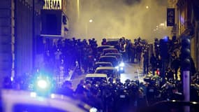 Les forces de l'ordre face à des manifestants près des Champs Elysées dans la nuit de samedi à dimanche à Paris.