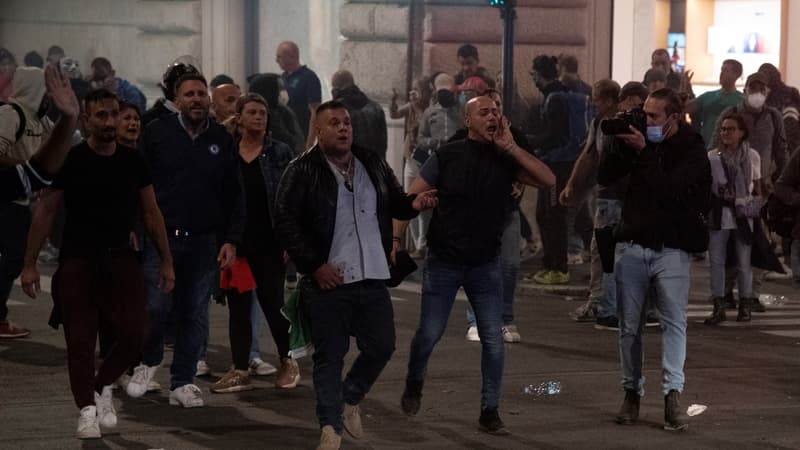 Le leader du parti politique d'extrême droite Forza Nuova, Giuliano Castellino (C), crie pendant des affrontements suite à une manifestation contre le pass sanitaire dans le centre de Rome, le 9 octobre 2021.
