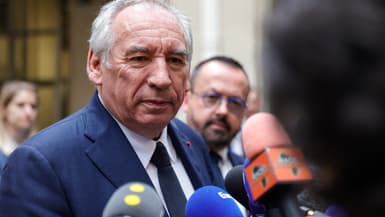 Le Premier ministre François Bayrou s'adresse à la presse après une réunion avec des représentants des chauffeurs de taxi au ministère des Transports à Paris, le 24 mai 2025.