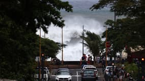 Les vagues s'écrasent à Saint-Denis de la Réunion le 14 janvier 2024 alors que les autorités de l'île de la Réunion, dans l'océan Indien, ont exhorté les habitants à s'approvisionner en nourriture et en eau avant une tempête tropicale qui risque de se transformer en cyclone avant qu'elle ne frappe plus tard dans la nuit.