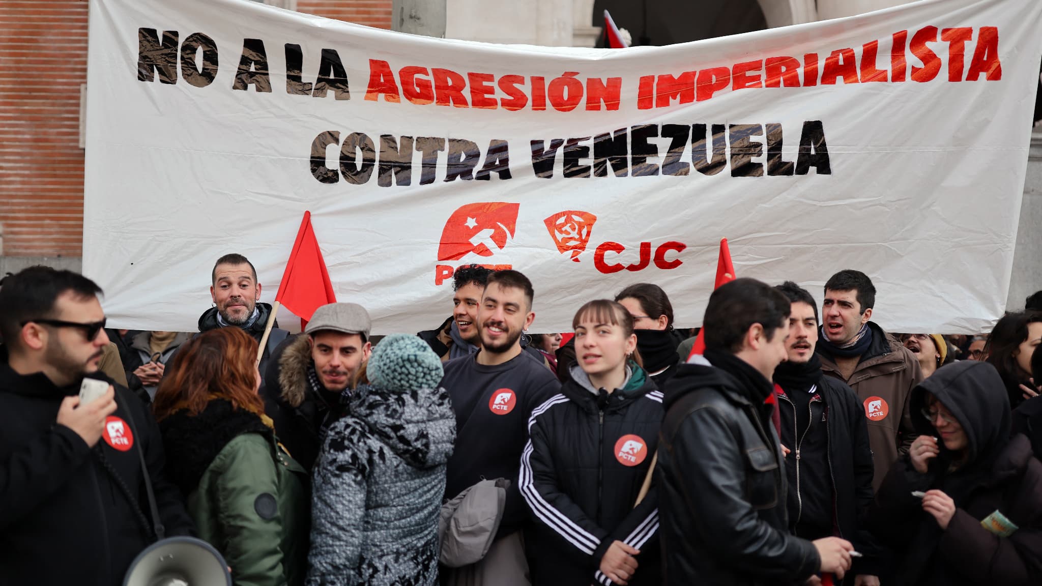 Des manifestants brandissent une pancarte pour dire "non à l'agression impérialiste contre le Venezuela", à Madrid, le dimanche 4 janvier 2026.