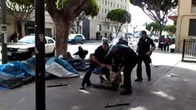 La police lors de l'intervention qui a coûté la vie à un sans-abri, dimanche à Los Angeles.