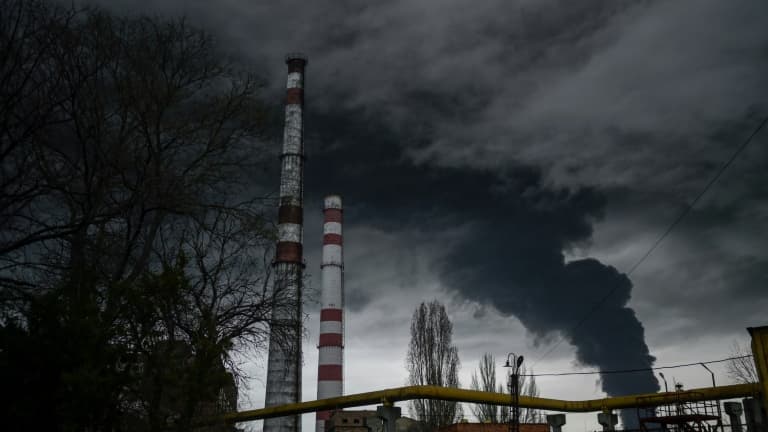 Fumée dans le ciel d'Odessa (sud de l'Ukraine) après un bombardement de l'armée russe, le 3 avril 2022 (illustration)