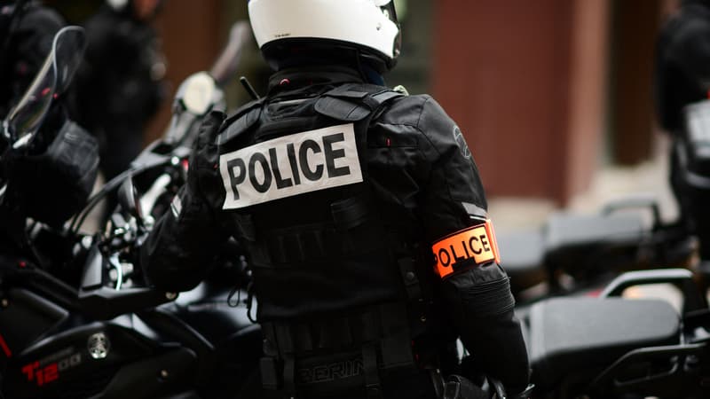 Un policier de la Brigade de répression de l'action violente motorisée (BRAV) avec une moto.