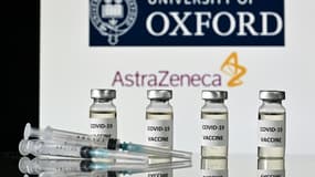 Photo d'illustration avec des fioles marquées Covid-19 et les logos du laboratoire britannique AstraZeneca et de l'université britannique Oxford, prise le 17 novembre 2020.  