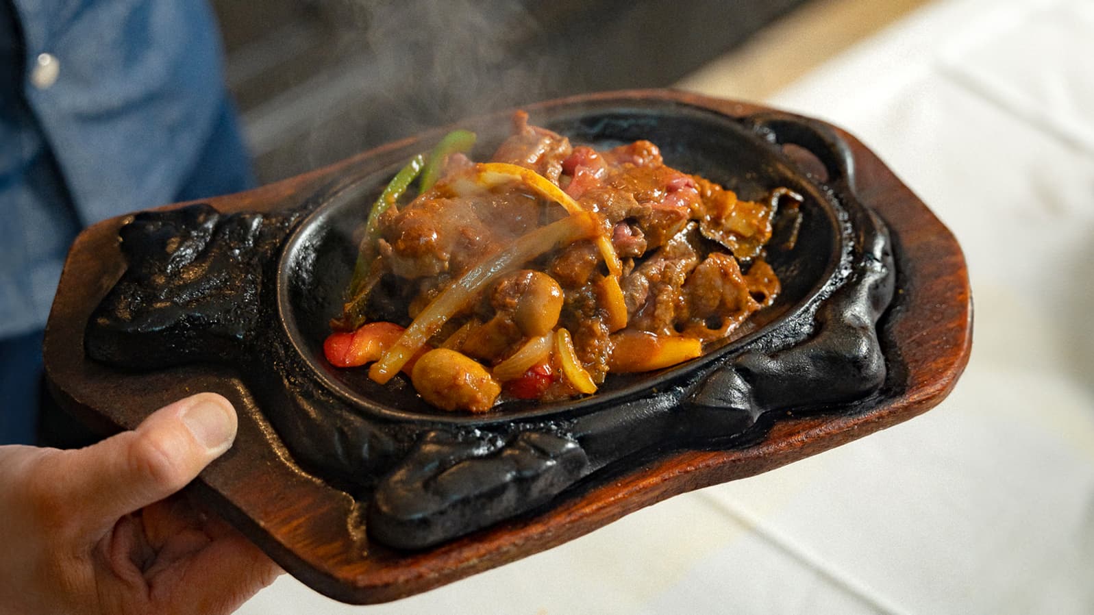 Ici, tout est fait-maison, du découpage des légumes à la cuisson maîtrisée des plats. Ici, tout est fait-maison, du découpage des légumes à la cuisson maîtrisée des plats.