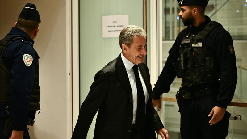L'ancien président Nicolas Sarkozy quitte la salle d'audience du tribunal de Paris, le 13 janvier 2025, lors de son procès pour avoir accepté un financement illégal de campagne électorale dans le cadre d'un prétendu pacte avec l'ancien dictateur libyen Mouammar Kadhafi. 