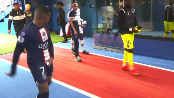 Le geste de Mbappé en ciblant Kays Ruiz, lors de PSG-Auxerre le 13 novembre 2022 Le geste de Mbappé en ciblant Kays Ruiz, lors de PSG-Auxerre le 13 novembre 2022