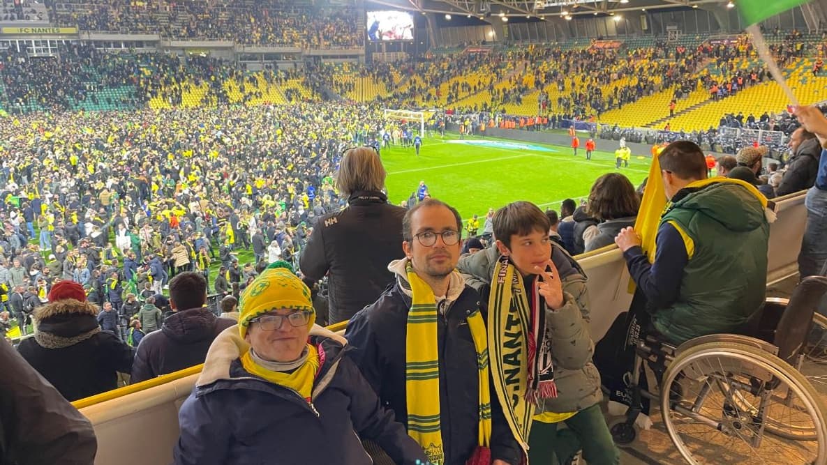 Rémi Mousset (à gauche) dans le SAS pour personnes à mobilité réduite dans le stade de foot de la Beaujoire à Nantes.