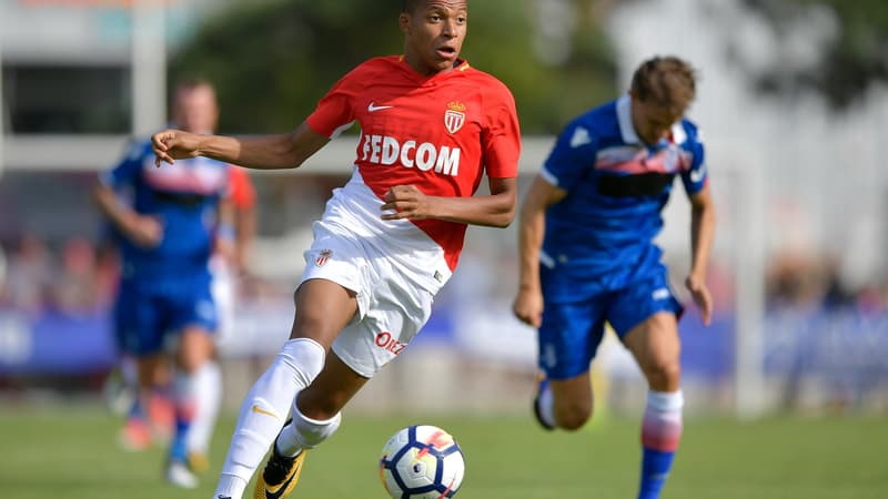 Kylian Mbappé avec le maillot de Monaco.