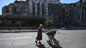 Une femme traverse la ville dévastée de Pokrovsk, dans la région ukrainienne du Donetsk, le 24 septembre 2024