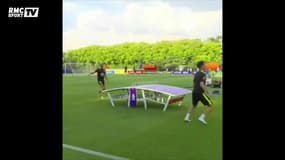 VIDEO: Alves et Neymar se défient au Teqball (avec Gabriel Jesus et Coutinho en sparring)