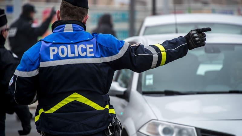 Des policiers ont découvert une arme cachée dans un bip de parking dans les Hauts-de-Seine.