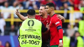 Un supporteur prend un selfie avec Cristiano Ronaldo, lors de Turquie-Portugal, le 22 juin 2024.