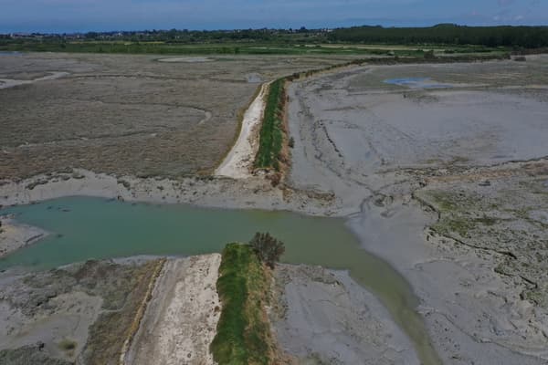 Cette vue aérienne prise le 5 mai 2022 montre une rupture de digue à Lancieux, dans l'ouest de la France