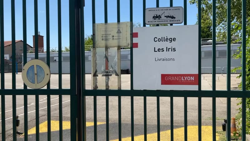 Les portes du collège Les Iris à Villeurbanne.