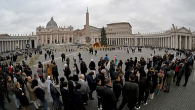 Des milliers de personnes font la queue pour voir la dépouille du pape émérite Benoît XVI exposé dans le basilique Saint-Pierre de Rome.