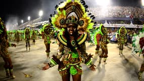 Chaque année, les douze écoles de samba du pays, parmi lesquelles "Imperatriz Leopoldinense", y défilent avec leurs chars.